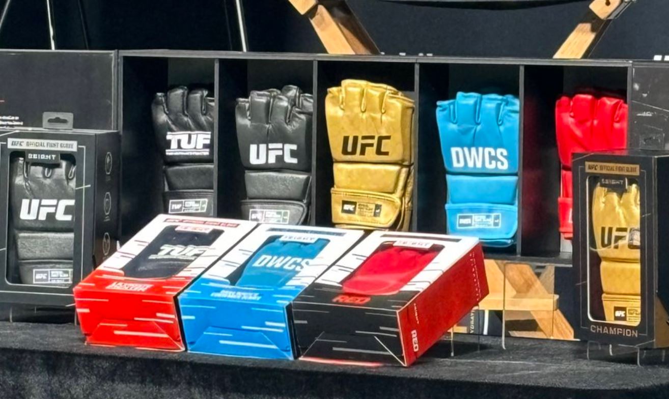 Photo | UFC unveils new fight gloves, eye pokes and broken hands ...