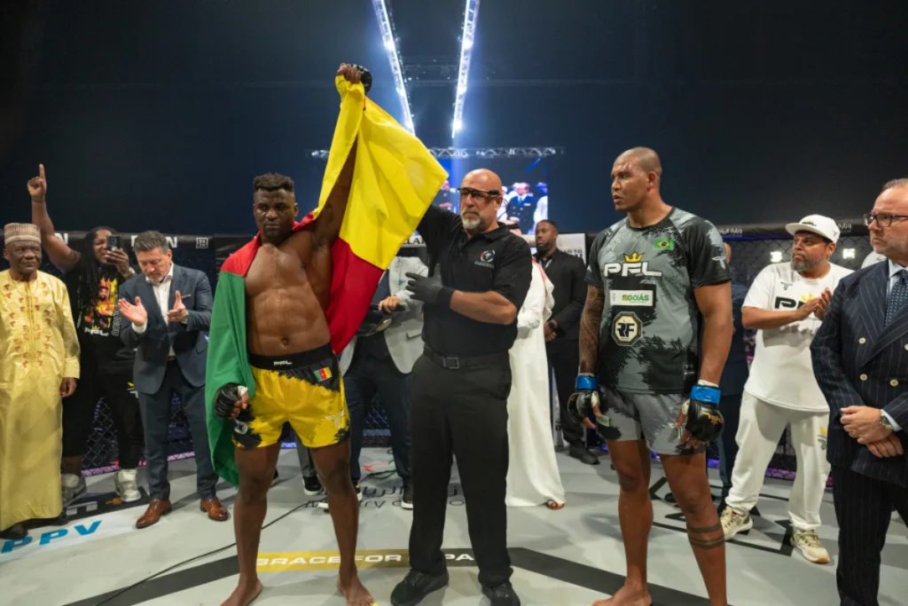 Francis Ngannou defeats Renan Ferreira